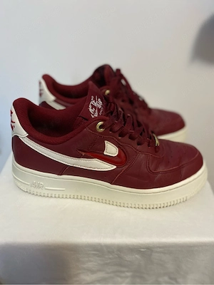 Vând Nike Air Force 1 Low, mărimea 38.5, culoare bordo cu alb. Pantofii sunt în stare bună, cu urme 