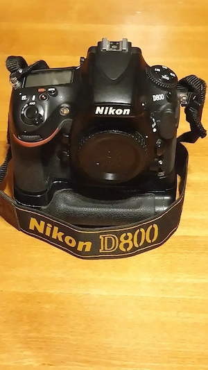 Nikon D800 body + grip