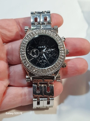Ceas dama IEKE argintiu, brățară metalică și bezel cu cristale