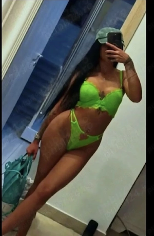 Bruneta seducătoare doar deplasări 