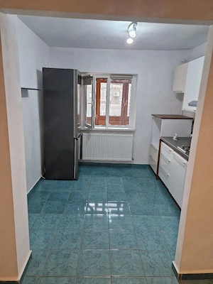 Apartament 2 camere decomandat -spatios ,balcon inchis, zona Sarelui - imagine 5