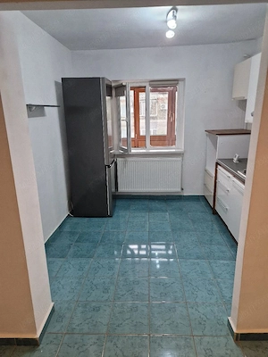 Apartament 2 camere decomandat -spatios ,balcon inchis, zona Sarelui - imagine 4