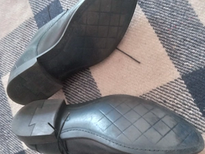 vând urgent costum nou pentru bărbații  Zara .pantofii cadou