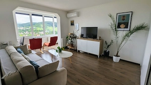 Apartament cu 2 camere, complet utilat și renovat, cu vedere panoramică, de închiriat