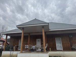 Domeniu cu casa renovata  si anexa , plantație de lavanda , panouri fotovoltaice de 5kw si baterie - imagine 5