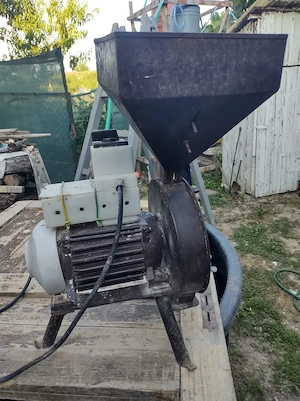 Moara pentru macinat porumb, cereale