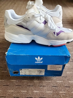 Vând pantofi sport!