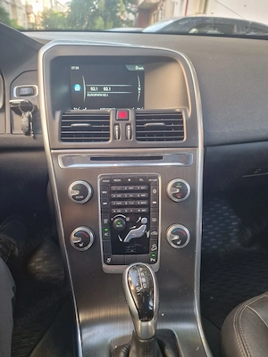 Volvo XC60 D5 AWD - imagine 7