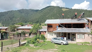 Vând casă în comuna Borca, Neamț, curent trifazic, apă trasă, șură de lemne. 75000 euro negociabil. 