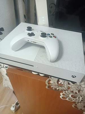 vând Xbox one s cu 4 jocuri forza Horizon 4,gta 5,outlast2,fifa 26  pret 1350 lei negociabil 