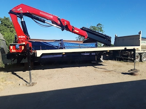 Macara HMF 3000, fabricație 2010, cu telecomandă, 4 stabilizatoare hidraulice și 4 extensii hidrauli
