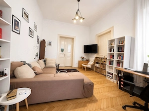 Apartament spațios cu 4 camere, 2 băi și terasă, în zona centrală