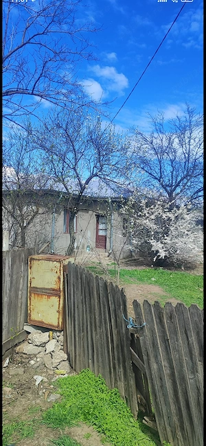 Teren intravilan și casa din paianta