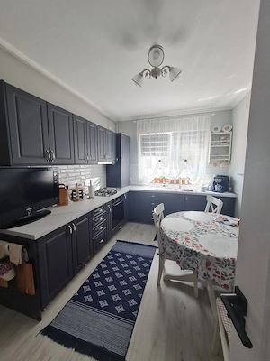 vând apartament cu trei camere  - imagine 3