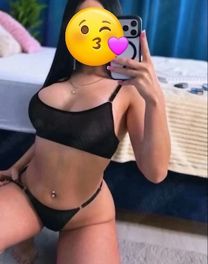 Bruneta sânii mari 