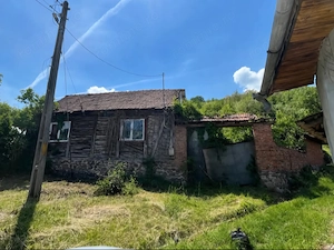 Vând casă veche din lemn si pământ 
