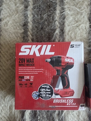 Cheie de impact SKIL 20V MAX Brushless + Acumulator 2.0Ah + Încărcător   Ca Nouă