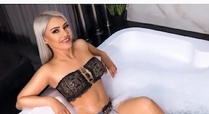 buna suntem un cuplu de transexuală si baiat 