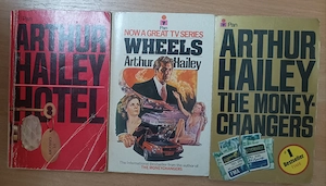 Vând cărți de Arthur Hailey in engleză 