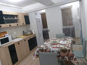 Închiriez garsoniera 