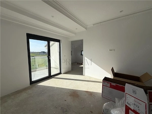Apartament 3 camere - bucatarie separata - curte proprie