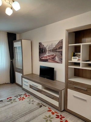 Langa Iullius Mall. Etaj 1. Renovat. Mobilat si utilat. Centrala proprie.