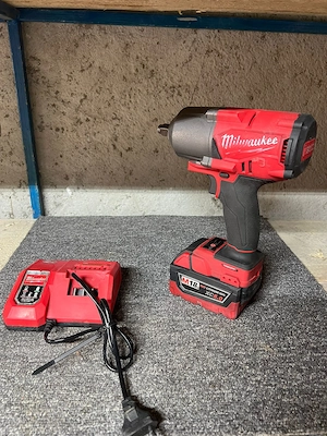 Pistol de impact Milwaukee M18 FUEL High Torque (1 2") + Acumulator 5.0Ah + Încărcător