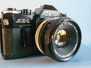 Aparat foto cu film canon ae-1 cu obiectiv fd 1.8   50 s.c. 