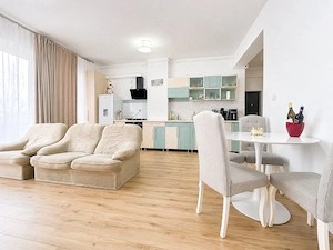 De inchiriat apartament cu 2 camere + loc de parcare  - Giroc intrare