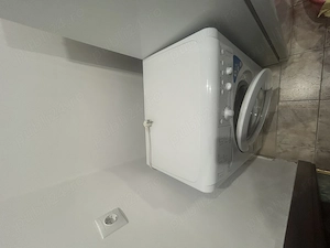 Vând mașină de spălat Indesit 6 kg, aproape nouă, perfect functionabila