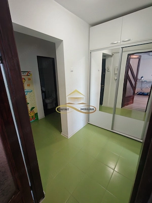 Vând apartament cu 3 camere decomandate in centrul orașului Bacau - imagine 15