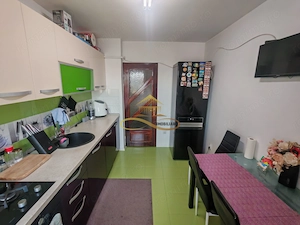 Vând apartament cu 3 camere decomandate in centrul orașului Bacau - imagine 16