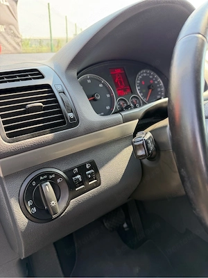 Volkswagen Touran 2.0 TDI DSG - imagine 4