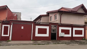 casa la curte de vanzare