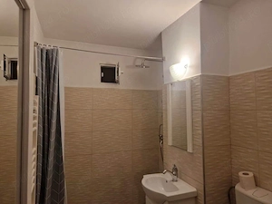 De inchiriat apartament cu 2 camere, zona Liceului Roman Voda, mobilat si utilat  - imagine 5