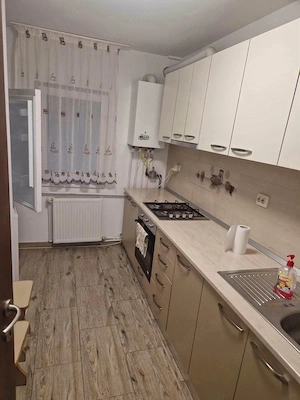 De inchiriat apartament cu 2 camere, zona Liceului Roman Voda, mobilat si utilat  - imagine 2