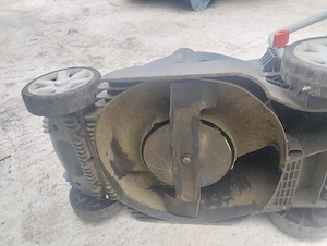 Mașină de tuns gazon cu acumulator 