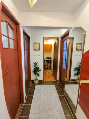 Vând apartament decomandat 2 camere 54,3 m , zona Linzz, et. 2, loc parcare, preț negociabil