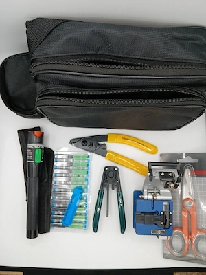 Kit   Trusă unelte fibră optică FTTH   Ghilotină (Cleaver), Tester VFL, Strippere și Geantă