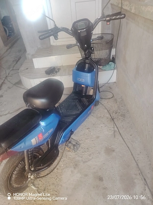 Scuter electric cu pedale 