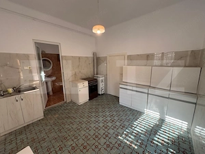 Casă spațioasă cu 6 camere, teren 700 mp, garaj și terasă - imagine 4