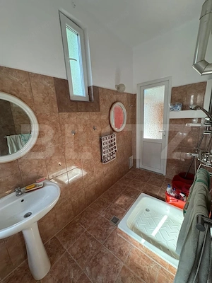 Casă spațioasă cu 6 camere, teren 700 mp, garaj și terasă - imagine 5
