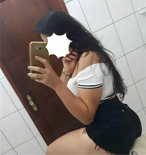 bruneta cu forme de brazilianca!