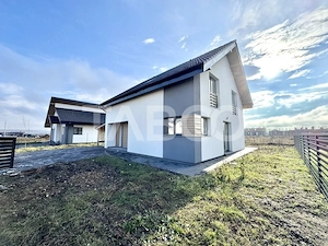 Casa individuala de vanzare cu teren generos- predare la alb