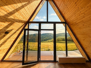 DE VÂNZARE | Sky Hill Retreat   Două cabane A-frame, terasă panoramică și teren 870 mp - imagine 3