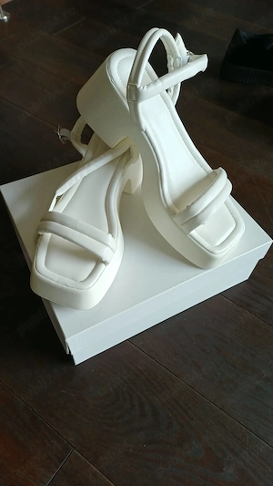 Sandale albe (tenta crem) truck sole, mar.40 - 26 cm, talpa usoara