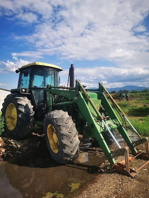 Vând John deere 4240 