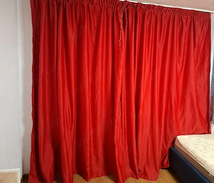 Draperii blackout rosii