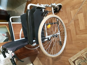 Carucior cu mic defect(nu are un cauciuc)