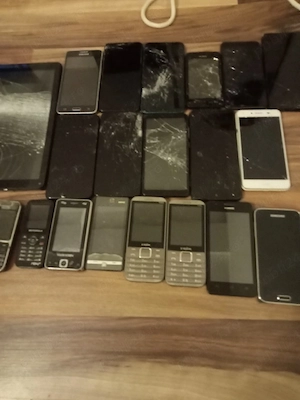 vând telefoane pentru piese 